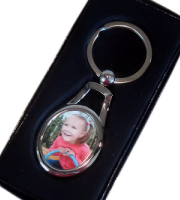 Keyring oval shaped silver with presentation box (02)