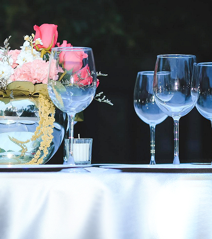 White 'cotton feel' polyester tablecloth 150 x 150 cm