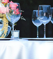 White 'cotton feel' polyester tablecloth 150 x 150 cm